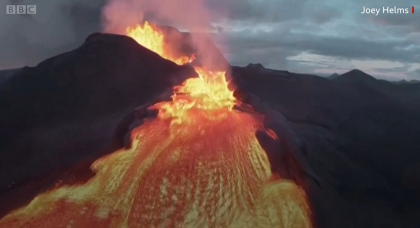 O drona care filma eruptia unui vulcan din Islanda s-a prabusit in crater - VIDEO