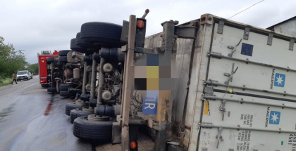 Accident in raionul Causeni. Un camion s-a rasturnat intr-un sant dupa ce soferul a pierdut controlul volanului - FOTO/VIDEO