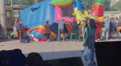 Doua fetite au fost aruncate in aer, dupa ce castelul gonflabil in care se jucau a explodat - VIDEO Doua fetite au fost aruncate in aer, dupa ce castelul gonflabil in care se jucau a explodat - VIDEO