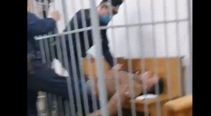Un opozant din Belarus, Stepan Latypov, s-a injunghiat in gat in timpul procesului sau Un opozant din Belarus, Stepan Latypov, s-a injunghiat in gat in timpul procesului sau