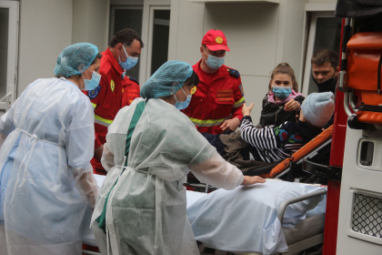 O moldoveanca - adusa din Moscova la Chisinau cu un echipaj SMURD - VIDEO O moldoveanca - adusa din Moscova la Chisinau cu un echipaj SMURD - VIDEO