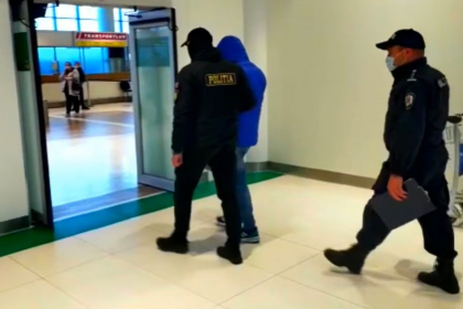 Un tanar de 25 de ani, dat in cautare internationala de doi ani -  extradat din Polonia - VIDEO