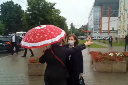 Daca la Edinet, Maia Sandu a fost intampinata cu protest si huiuduieli, la Causeni presedinta a fost imbratisata si i s-au recitat poezii in strada: "Te-am pupat, draga mea" - VIDEO