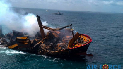  Nava aflata in flacari de doua saptamani langa Sri Lanka a inceput sa se scufunde si ar putea provoca un dezastru ecologic