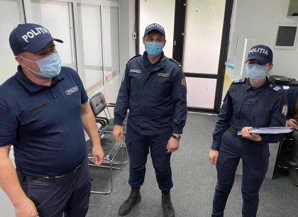 Trei politisti au venit la sediul PAS pentru ca ar fi avut un ordin pentru a inspecta sediile partidelor si alte companii Trei politisti au venit la sediul PAS pentru ca ar fi avut un ordin pentru a inspecta sediile partidelor si alte companii