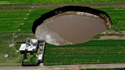 Oamenii de stiinta incearca sa dezlege misterul unui crater gigantic, cu diametrul de 60 de metri, aparut peste noapte in Mexic Oamenii de stiinta incearca sa dezlege misterul unui crater gigantic, cu diametrul de 60 de metri, aparut peste noapte in Mexic