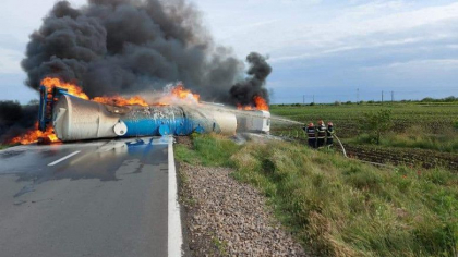 O cisterna s-a rasturnat si a luat foc pe DN 21A, in judetul Braila. Soferul, care este moldovean, a avut nevoie de ingrijiri medicale - FOTO
