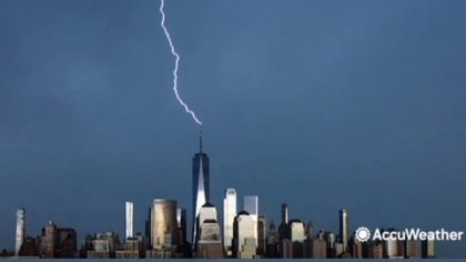 Zgarie-nori din New York lovit de trasnete in timpul unei furtuni puternice - VIDEO Zgarie-nori din New York lovit de trasnete in timpul unei furtuni puternice - VIDEO