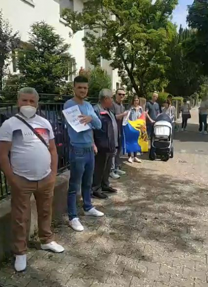 Mai multi moldoveni din diaspora protesteaza in fata Consulatului Republicii Moldova din Frankfurt: "Un buletin de vot este mai puternic decat un glonte" - VIDEO
