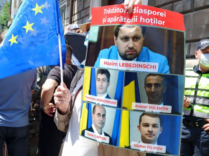 "Tradatorii diasporei si aparatorii hotilor" - GALERIE FOTO de la protestul din fata CEC "Tradatorii diasporei si aparatorii hotilor" - GALERIE FOTO de la protestul din fata CEC