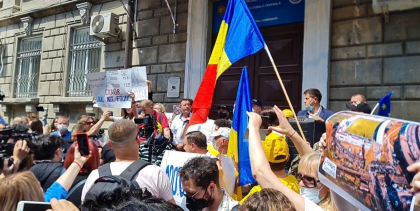 Protest in fata CEC: oamenii cer sa fie deschise mai multe sectii de votare in strainatate: "Diaspora e cu noi". Strada - blocata de oamenii care scandeaza
