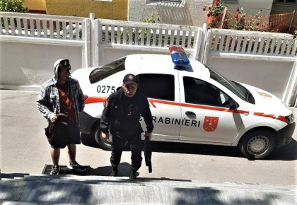 Trei tineri din capitala risca inchisoare pentru ca aveau droguri la ei: in timp ce erau retinuti de oamenii legii, unul a incercat sa fuga