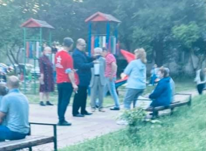 Socialistii, care ar face agitatie electorala, surprinsi pe un teren de joaca, cu tigara in mana. Imaginile publicate de un deputat PAS