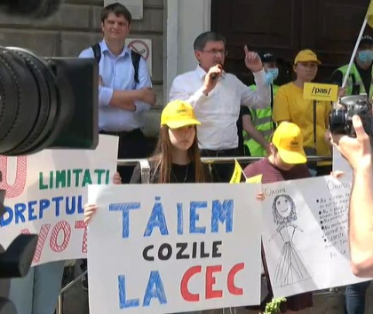 LIVE. Protest la CEC. Oamenii nu sunt de acord cu decizia luata de CEC, de a suplini numarul acestora doar cu inca sapte: "Mergem la Curtea de Apel" LIVE. Protest la CEC. Oamenii nu sunt de acord cu decizia luata de CEC, de a suplini numarul acestora doar cu inca sapte: "Mergem la Curtea de Apel"
