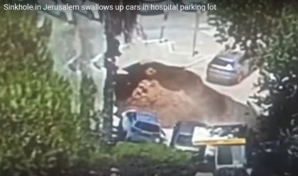Momentul prabusirii a 3 masini intr-o groapa formata in parcarea unui spital din Israel - VIDEO Momentul prabusirii a 3 masini intr-o groapa formata in parcarea unui spital din Israel - VIDEO