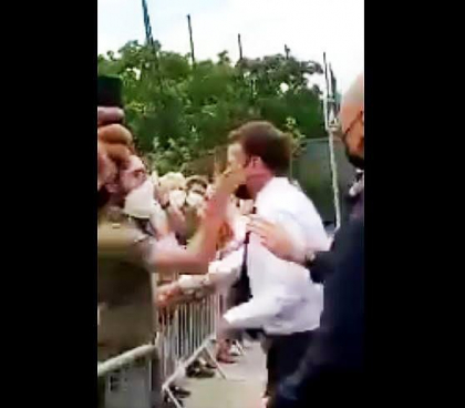 Emmanuel Macron, lovit in timpul unei vizite in sud-estul Frantei. Doi barbati au fost retinuti de autoritati - VIDEO Emmanuel Macron, lovit in timpul unei vizite in sud-estul Frantei. Doi barbati au fost retinuti de autoritati - VIDEO