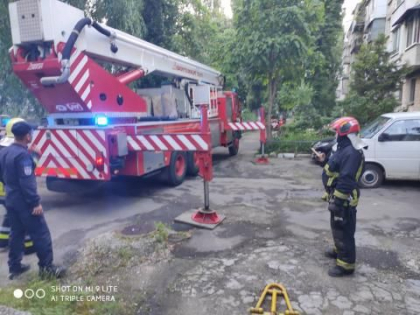 O placa de beton de la etajul sapte al unui bloc de locuit din capitala a fost evacuta, dupa ce statea sa cada. Salvatorii au intervenit pentru a o da jos - VIDEO