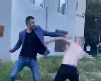 Momentul in care presedintele socialist al raionului Drochia se ia la cearta cu un tanar, apoi il bate cu pumnii si picioarele - VIDEO Momentul in care presedintele socialist al raionului Drochia se ia la cearta cu un tanar, apoi il bate cu pumnii si picioarele - VIDEO