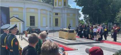 Momentul in care interpretul Iurie Sadovnic este condus pe ultimul drum. La inmormantare au venit mai multi artisti, dar si politicieni - FOTO/ VIDEO Momentul in care interpretul Iurie Sadovnic este condus pe ultimul drum. La inmormantare au venit mai multi artisti, dar si politicieni - FOTO/ VIDEO