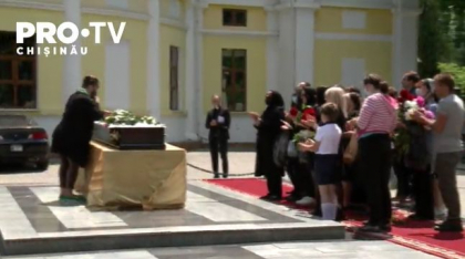 Moment emotionant la funeraliile maestrului Iurie Sadovnic: a fost aplaudat indelung, pentru ultima data - VIDEO Moment emotionant la funeraliile maestrului Iurie Sadovnic: a fost aplaudat indelung, pentru ultima data - VIDEO