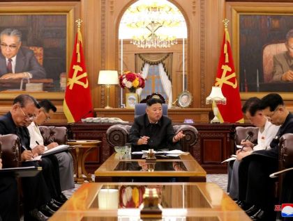 Ultimele fotografii cu Kim Jong-un, motiv de speculatii privind starea acestuia de sanatate. Ce a atras atentia Ultimele fotografii cu Kim Jong-un, motiv de speculatii privind starea acestuia de sanatate. Ce a atras atentia