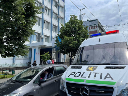 Alerta cu bomba la Judecatoria Chisinau - falsa. Ce spun oamenii legii - FOTO Alerta cu bomba la Judecatoria Chisinau - falsa. Ce spun oamenii legii - FOTO