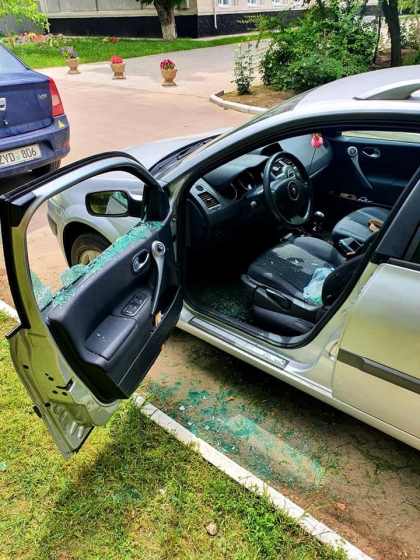 Masina unui lider PSRM a fost vandalizata: "Sa va ia naiba pe voi si pe copiii vostri" - FOTO Masina unui lider PSRM a fost vandalizata: "Sa va ia naiba pe voi si pe copiii vostri" - FOTO