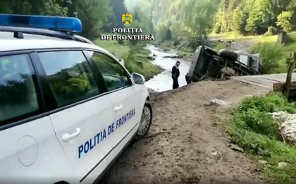 Urme de sange in masina oprita cu focuri de arma de politisti, intr-o padure din Maramures