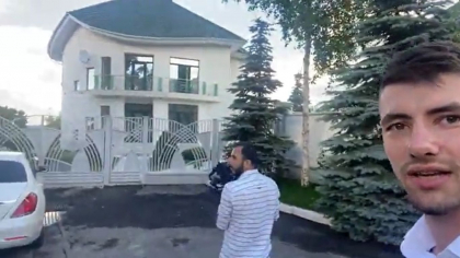 Vlad Biletchi a facut un video in care a aratat casele luxoase ale unor politicieni: "Iata cum traiesc HOTII in Moldova" - VIDEO Vlad Biletchi a facut un video in care a aratat casele luxoase ale unor politicieni: "Iata cum traiesc HOTII in Moldova" - VIDEO
