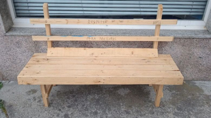 Un batran din Spania a construit o banca pentru sotia lui care sufera de artrita, dupa ce autoritatile nu l-au ajutat Un batran din Spania a construit o banca pentru sotia lui care sufera de artrita, dupa ce autoritatile nu l-au ajutat
