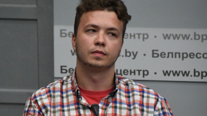 Roman Protasevici, scos de autoritatile de la Minsk intr-o conferinta de presa: “Inteleg pagubele pe care le-am provocat” Roman Protasevici, scos de autoritatile de la Minsk intr-o conferinta de presa: “Inteleg pagubele pe care le-am provocat”