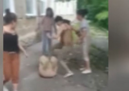 Imagini socante. Momentul in care o minora este snopita in bataie de alte patru fete, la Buiucani - VIDEO Imagini socante. Momentul in care o minora este snopita in bataie de alte patru fete, la Buiucani - VIDEO