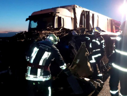 Accident grav in Romania. Un pasager a murit, iar 16 au fost raniti, dupa ce un microbuz a intrat intr-un TIR. Printre victime era si un moldovean 
