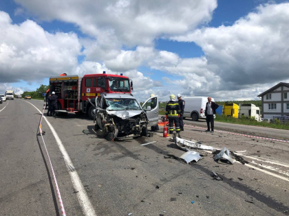 Accident la Ialoveni. O masina si un camion s-au izbit puternic: soferul a ramas blocat intre fiarele automobilului - FOTO