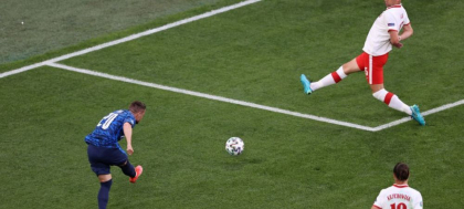 ACUM Polonia 0-1 Slovacia. AUTOGOL! Szczesny impinge balonul in poarta dupa un sut al lui Mak la coltul scurt ACUM Polonia 0-1 Slovacia. AUTOGOL! Szczesny impinge balonul in poarta dupa un sut al lui Mak la coltul scurt
