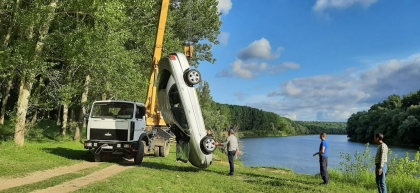 O masina s-a scufundat in Nistru: soferul a uitat sa traga frana de mana - FOTO O masina s-a scufundat in Nistru: soferul a uitat sa traga frana de mana - FOTO