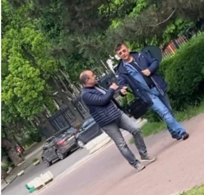 Mihai Poalelungi, care potrivit deputatului Lilian Carp ar fi avocatul lui Platon, surprins cum ii da o borseta neagra avocatului lui Igor Dodon. Platon: "Minciuni. Poalelungi nu e avocatul meu"  - FOTO 