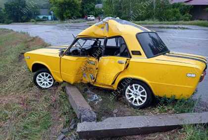 Accident in Transnistria. Un sofer s-a izbit puternic cu masina intr-un stalp - FOTO Accident in Transnistria. Un sofer s-a izbit puternic cu masina intr-un stalp - FOTO