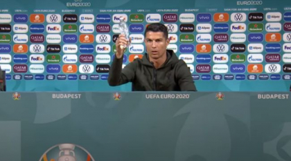 Reactia Coca Cola dupa ce Cristiano Ronaldo a luat sticlele de suc de pe masa si le-a recomandat oamenilor sa bea apa Reactia Coca Cola dupa ce Cristiano Ronaldo a luat sticlele de suc de pe masa si le-a recomandat oamenilor sa bea apa