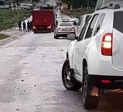 Zeci de masini, blocate la Leova din cauza ploii torentiale. Un pod a fost inundat, iar soferii nu au putut trece - VIDEO Zeci de masini, blocate la Leova din cauza ploii torentiale. Un pod a fost inundat, iar soferii nu au putut trece - VIDEO