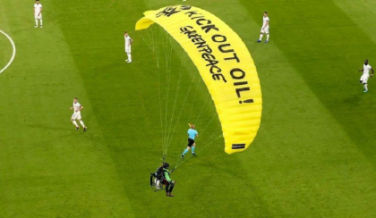 Un activist Greenpeace a aterizat cu parapanta pe gazon in timpul partidei intre Franta si Germania Un activist Greenpeace a aterizat cu parapanta pe gazon in timpul partidei intre Franta si Germania