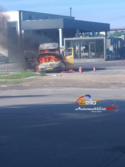 Incendiu matinal pe o strada din capitala. Un microbuz a fost cuprins de flacari - FOTO 