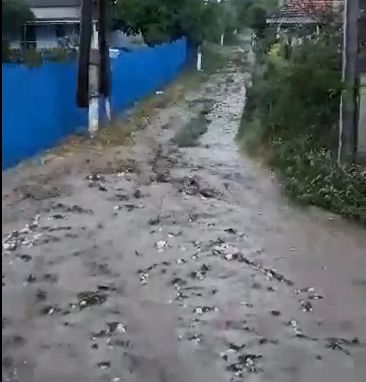 Drumurile dintr-o localitate din Ungheni, transformate in rauri. Localnicii spun ca asta se intampla la fiecare ploaie, iar curtile gospodariilor sunt inundate - VIDEO 