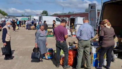 Mai multi vanzatori din Carpineni se plang ca sunt amendati pentru ca vand in piata legumele si fructele pe care le cresc acasa, fara a avea certificate de calitate - VIDEO 
