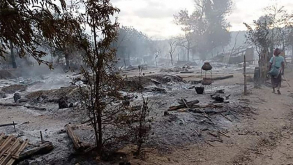  Armata din Myanmar a dat foc unui sat dupa ce s-a luptat cu locuitorii care se opuneau regimului militar - FOTO