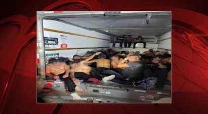 33 de migranti „aproape decedati” au fost gasiti incuiati intr-o camioneta, in Texas
