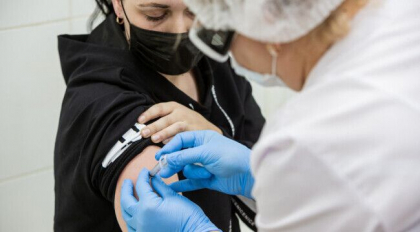 Rusia a impus vaccinarea obligatorie a angajatilor din mai multe sectoare. Ce patesc cei care refuza Rusia a impus vaccinarea obligatorie a angajatilor din mai multe sectoare. Ce patesc cei care refuza