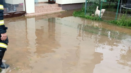 Romania, sub efectul ciclonului din Marea Neagra: Un mort, un disparut, inundatii in zeci de localitati Romania, sub efectul ciclonului din Marea Neagra: Un mort, un disparut, inundatii in zeci de localitati