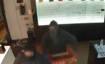O banda de hoti a furat sute de perechi de ochelari de soare dintr-un magazin de lux din Londra. Pagubele sunt uriase