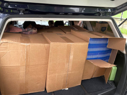 Un barbat - retinut in timp ce transporta peste 3 mii de pachete de tigari. Ce le-a spus politistilor - FOTO